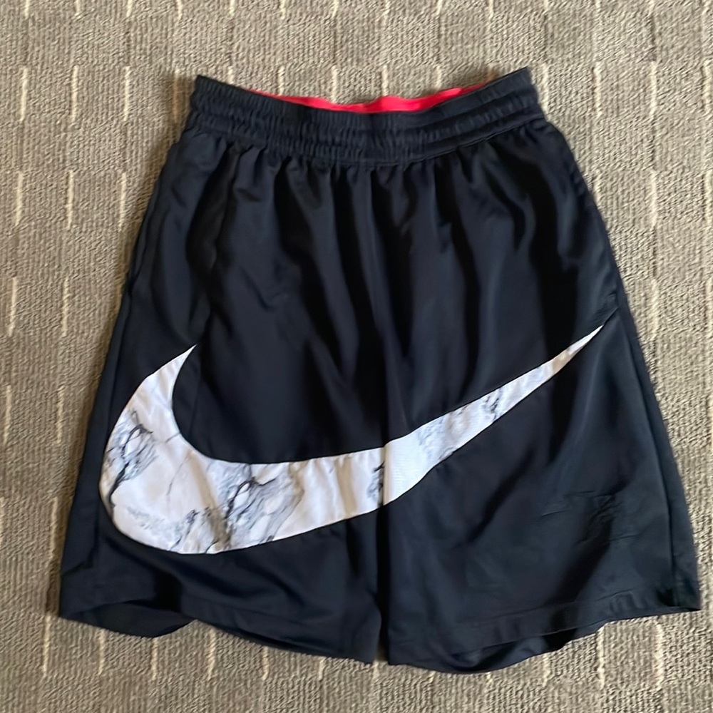 Mens medium nike logo shorts